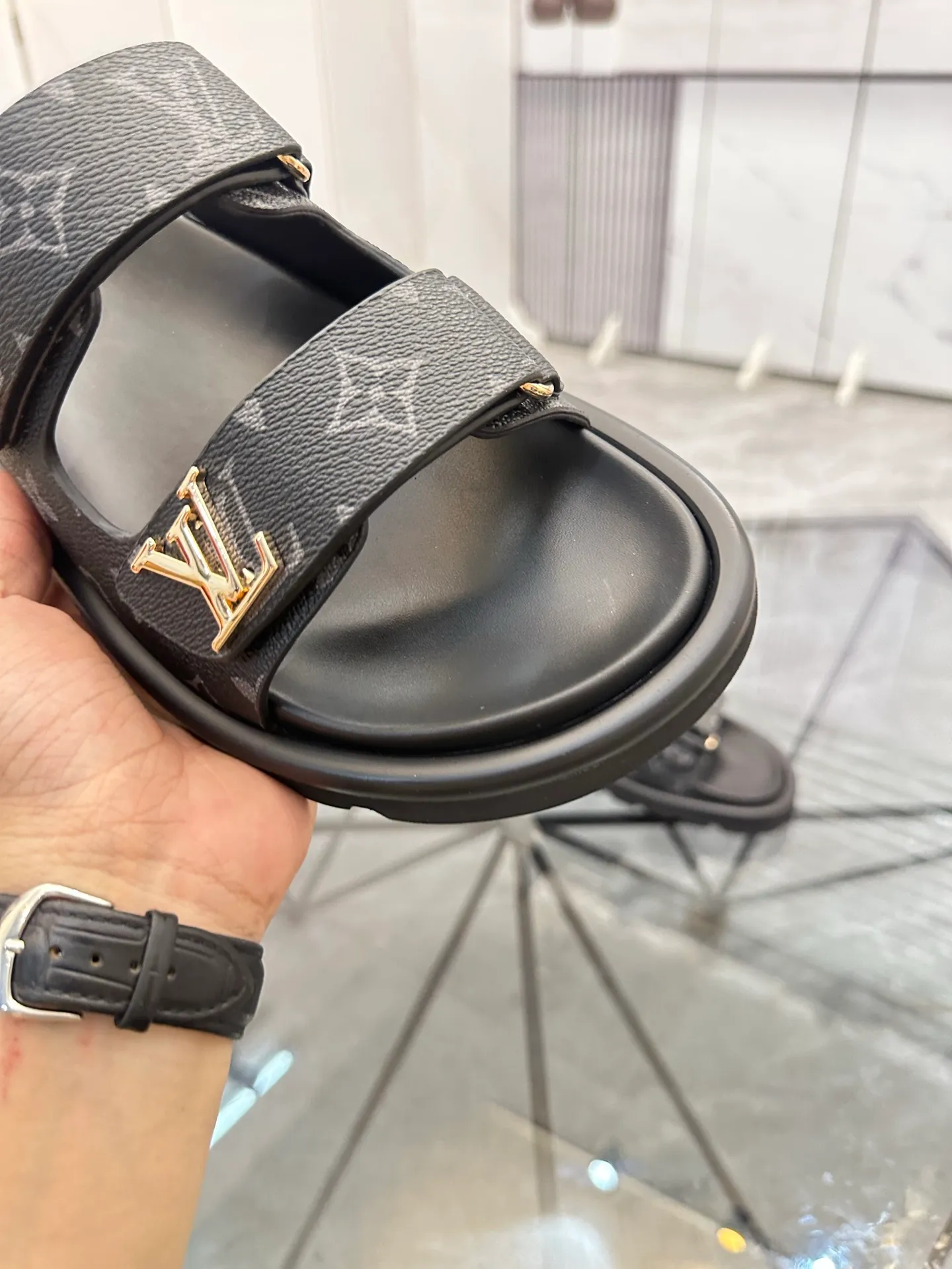 Men's shoes: 💰P400¥ Product trademark: LV * "Louis Vuitton*" slippers and sandals Regular size: 35-45 (can be customized to 46) Couple style Product materials: uppers imported from counters, original materials, breathable lining, original outsole. Number: 698